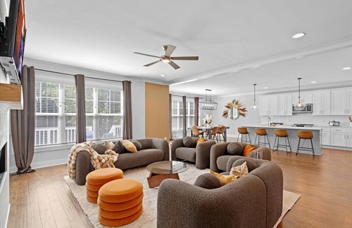 Dilworth Casa | Luxurious, Sleeps 13, Pool Table & Game Room, Spacious, 5 mins to Uptown