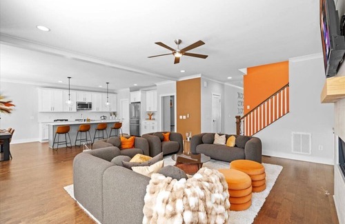Dilworth Casa | Luxurious, Sleeps 13, Pool Table & Game Room, Spacious, 5 mins to Uptown