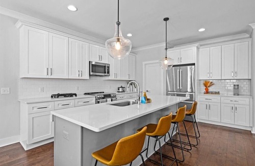 Dilworth Casa | Luxurious, Sleeps 13, Pool Table & Game Room, Spacious, 5 mins to Uptown