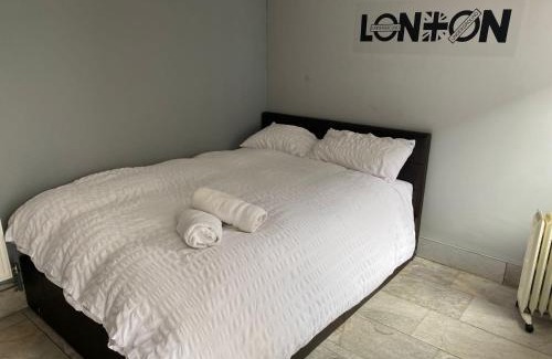Lansbury Casa | Luxurious Soft Water Air Conditioning TV 5 Bed Arcade House