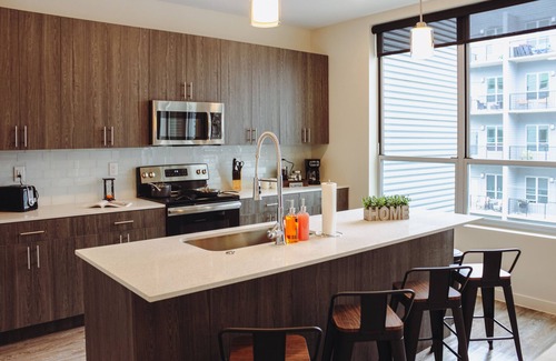 Downtown Louisville Apartamento | Luxurious Spacious Apartment in the Heart of Downtown! King Bed, Gym, Pool!