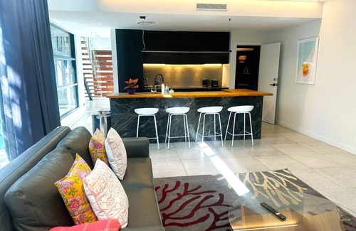New Farm Casa | Luxurious spacious house-pool, bath & park 3 cars