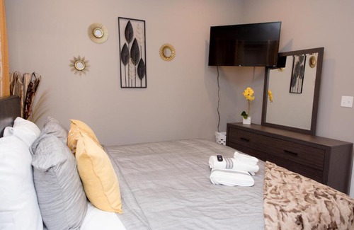 Grand Boulevard Apartamento | Luxurious Stay at Modern Apartment with Self Check-in Mins Frm Downtown