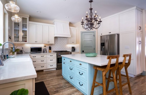 Pioneer Trail Cabina | Luxurious Tahoe Escape: Hot tub, Arcade, Fireplace, and more+