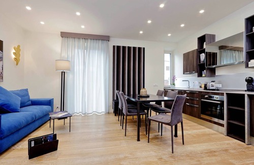 Rione XVI Ludovisi Apartamento | Lujoso apartamento de tres habitaciones con balcón, en la esquina de Via Veneto