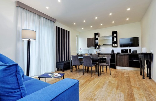 Rione XVI Ludovisi Apartamento | Lujoso apartamento de tres habitaciones con balcón, en la esquina de Via Veneto