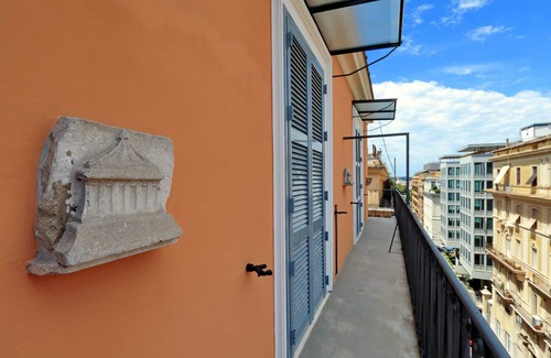 Rione XVI Ludovisi Apartamento | Lujoso apartamento de tres habitaciones con balcón, en la esquina de Via Veneto