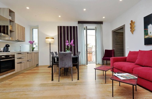 Rione XVI Ludovisi Apartamento | Lujoso apartamento de tres habitaciones con balcón, en la esquina de Via Veneto