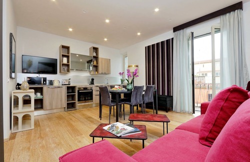 Rione XVI Ludovisi Apartamento | Lujoso apartamento de tres habitaciones con balcón, en la esquina de Via Veneto