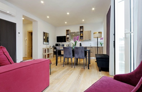 Rione XVI Ludovisi Apartamento | Lujoso apartamento de tres habitaciones con balcón, en la esquina de Via Veneto