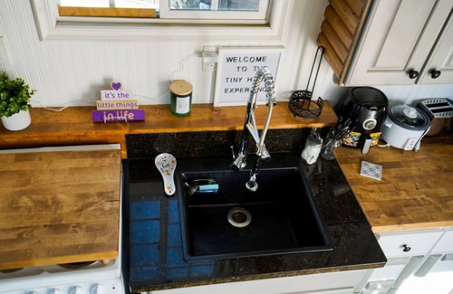 Victorville Casa | Luxurious Tiny House w/Hot Tub and Sauna. Pets OK! W/D in unit