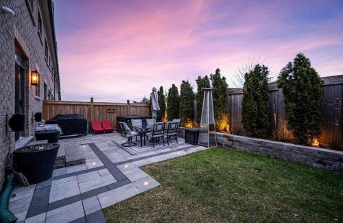 Bolton Casa | Luxurious Town Home in Bolton w. Hotub