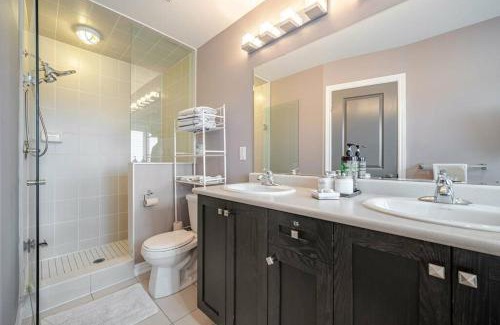 Bolton Casa | Luxurious Town Home in Bolton w. Hotub
