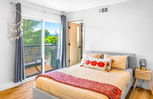 Sherman Oaks Casa | Luxurious Townhome W/3 Master Suites gated Parking