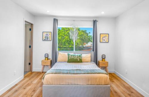 Sherman Oaks Casa | Luxurious Townhome W/3 Master Suites gated Parking