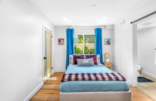Sherman Oaks Casa | Luxurious Townhome W/3 Master Suites gated Parking