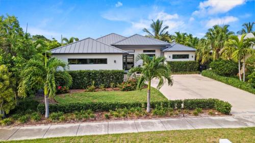 Fort Pierce Casa | Luxurious & tropical 3-Bedroom coastal pool home