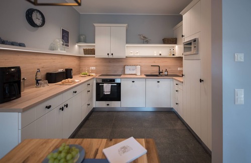 Friedeburg Apartamento | Luxurious Ukena vacation apartment in the count's Karl-Georgs-Forst; dogs welcome