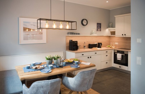 Friedeburg Apartamento | Luxurious Ukena vacation apartment in the count's Karl-Georgs-Forst; dogs welcome