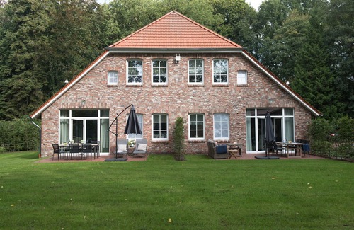 Friedeburg Apartamento | Luxurious Ukena vacation apartment in the count's Karl-Georgs-Forst; dogs welcome