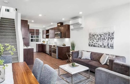 Whittier Heights Casa | Luxurious Urban Retreat