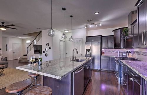 McCullough Hills Casa | Luxurious Vegas Digs: Hot Tub, BBQ, Cabana & More!