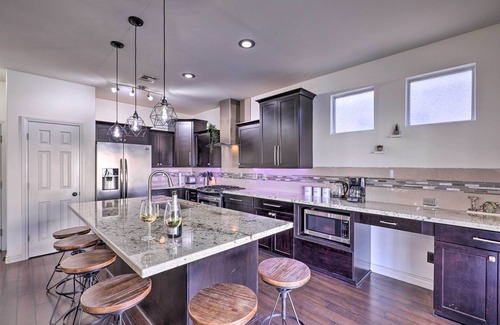 McCullough Hills Casa | Luxurious Vegas Digs: Hot Tub, BBQ, Cabana & More!
