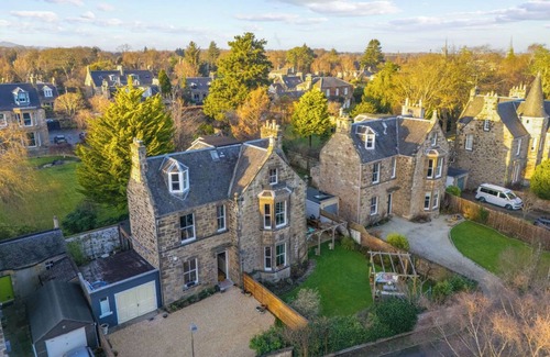 Eskbank Casa | Encantadora casa familiar victoriana en un frondoso suburbio, cerca de Edimburgo, capacidad para 11