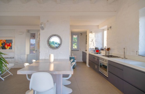 Kampos Villa | Casa de lujo con piscina y cocina mediterránea.