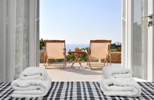 Kampos Villa | Casa de lujo con piscina y cocina mediterránea.