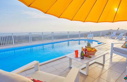 Favara Villa | Luxurious Villa in Favara + Pool
