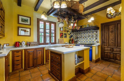 Gaucín Casa | Lujosa villa "La Casa Roja" con piscina, vistas a la montaña y Wi-Fi
