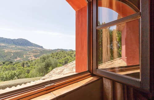 Gaucín Casa | Lujosa villa "La Casa Roja" con piscina, vistas a la montaña y Wi-Fi