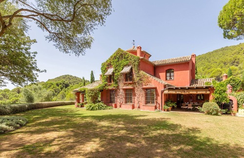 Gaucín Casa | Lujosa villa "La Casa Roja" con piscina, vistas a la montaña y Wi-Fi