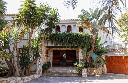 Cap de Salou Villa | Luxurious Villa La Paz: Beach, Port Aventura Golf