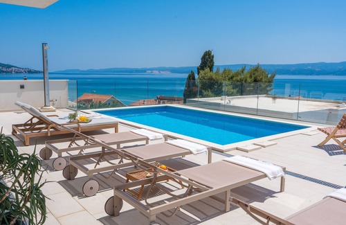 Omis Villa | VILLA LAPIS - piscina climatizada, sauna, gimnasio, spa, 120 metros de la playa