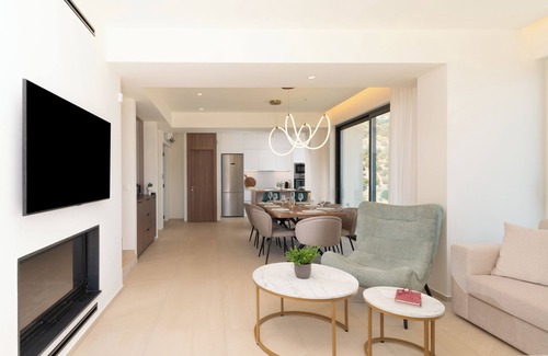 Rodhia Villa | Luxurious Villa Vie next to Heraklion. Seaview and private pool with jacuzzi.