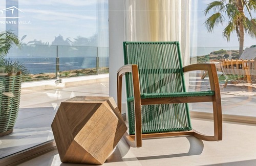 Cap Martinet Villa | Lujosa villa con bahía privada, piscina, terraza y preciosas vistas