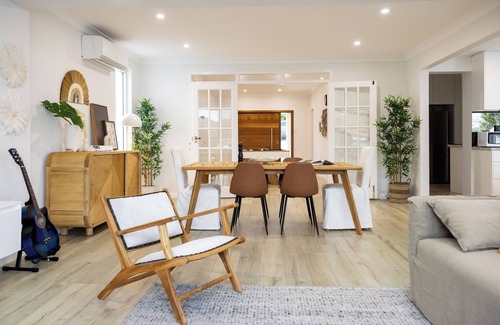 Oatley Casa | Luxurious Waterfront Retreat with Tennis Court
