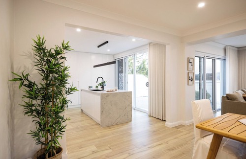 Oatley Casa | Luxurious Waterfront Retreat with Tennis Court