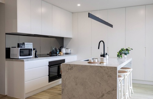 Oatley Casa | Luxurious Waterfront Retreat with Tennis Court