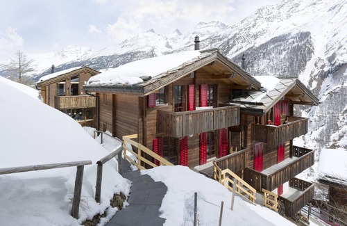 Saas-Fee Chalet De Esquí | Lujoso chalet de bienestar para unas vacaciones relajantes