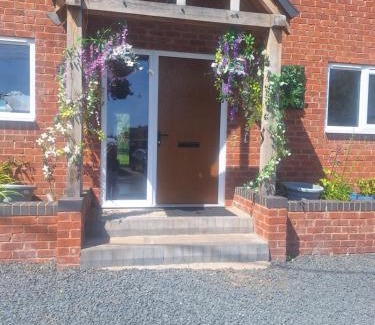 Alfrick Casa | Luxuriously appointed 3 bedroom cottage off road parking for 3 vehicles dogs welcome by prior arrangement only 3 church cottages Alfrick close to Malvern and Worcester and Shelsley Walsh in a lovely village close to M5 Dogs welcome