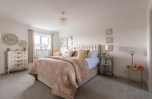 Alfrick Casa | Luxuriously appointed 3 bedroom cottage off road parking for 3 vehicles dogs welcome by prior arrangement only 3 church cottages Alfrick close to Malvern and Worcester and Shelsley Walsh in a lovely village close to M5 Dogs welcome
