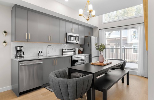 Harvie Heights Casa | Luxuriously Cozy 3-bedroom Townhouse in Harvey Heights - 2 min to Banff Gate
