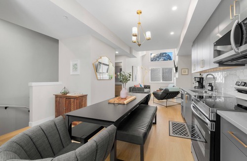 Harvie Heights Casa | Luxuriously Cozy 3-bedroom Townhouse in Harvey Heights - 2 min to Banff Gate