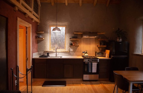 Trumansburg Cabina | Luxuriously Crafted Earthen FLX Cottage Retreat