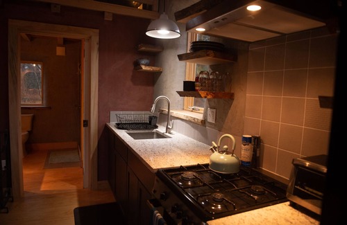Trumansburg Cabina | Luxuriously Crafted Earthen FLX Cottage Retreat