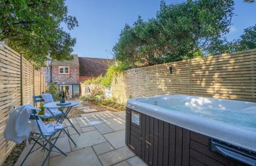 Great Massingham Casa | Luxury 1 bed cottage with hot tub and log burner