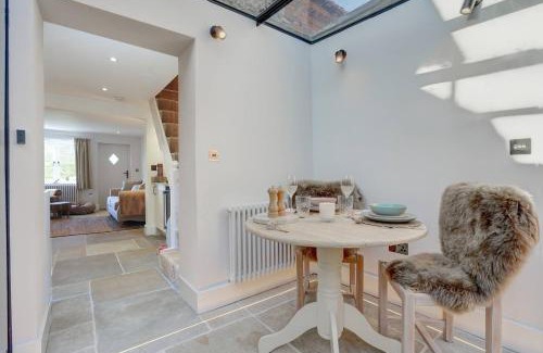 Great Massingham Casa | Luxury 1 bed cottage with hot tub and log burner